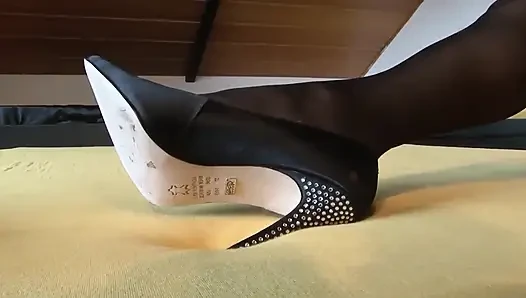 Geile reife brünette fingert und spielt mit ihrer tropfende muschi