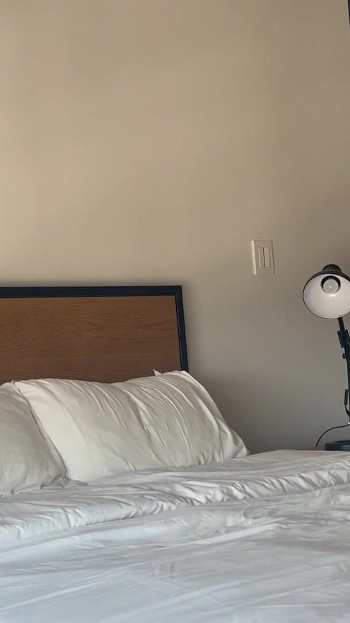 Latina milf pornstar Ely Marquez, invita a un extraño al azar a su hotel para follar | Clip 1