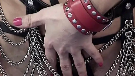 Erstaunliche BDSM-deutsche schätzchen genießen anal dreier