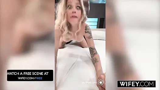 Evli minik ateşli evli kadın Sammm Komşu kocasının elini tutarken o canavar büyük zenci yutuyor