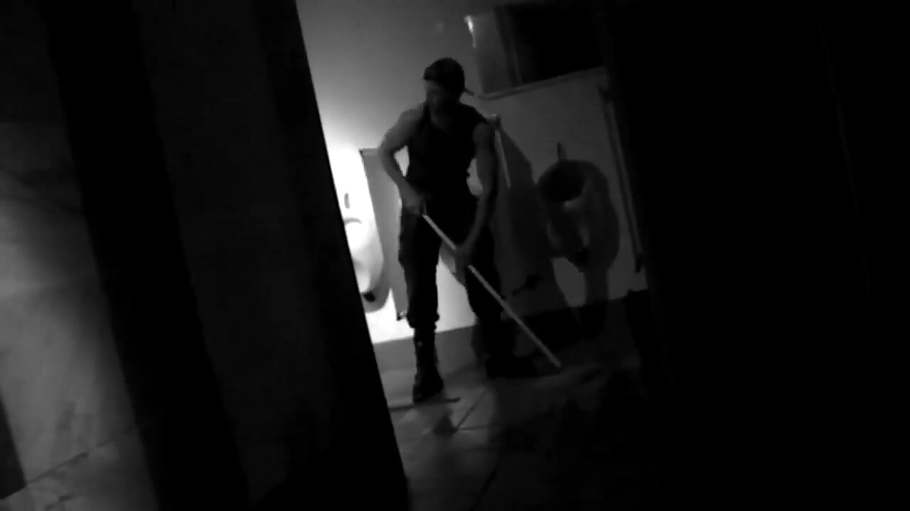 Typ mit großem schwanz liebt den dildo im arsch