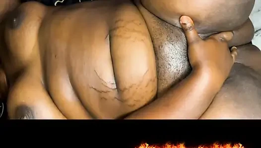 Pijat berminyak berubah menjadi penetrasi memek yang dalam & hot sendirian