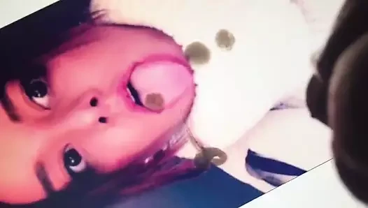 Petite pute coquine se prend une bonne giclee sur la langue