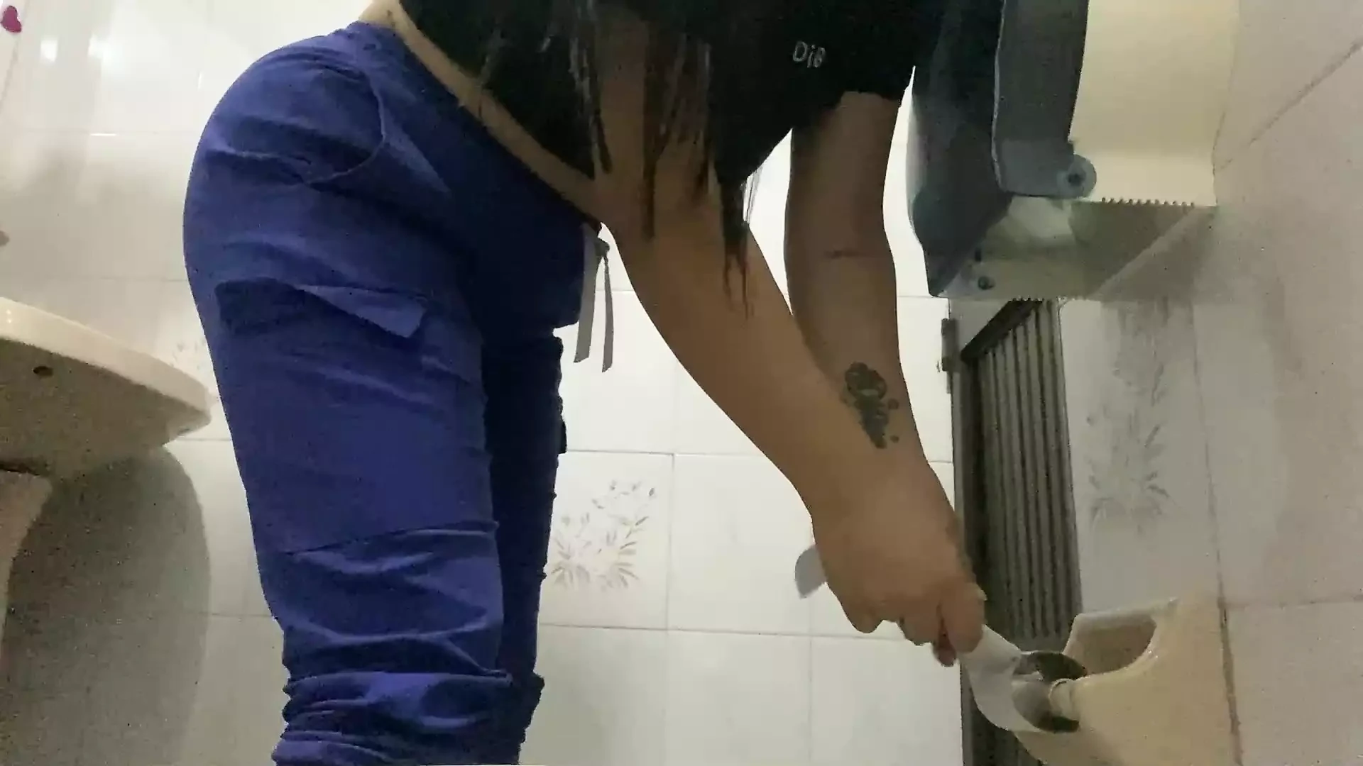 INFERMIERA INTRAPPOLATA IN BAGNO A PISCIARE