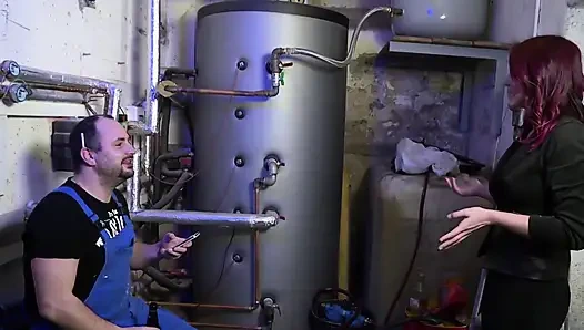 Güzel kızıl saçlı piliç yüzüne püskürtülür