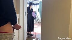 Assustado, mas curioso! Muçulmana vizinha grávida em Niqab me pegou masturbando e me pediu para deixá-la tocar meu pau sem cortes