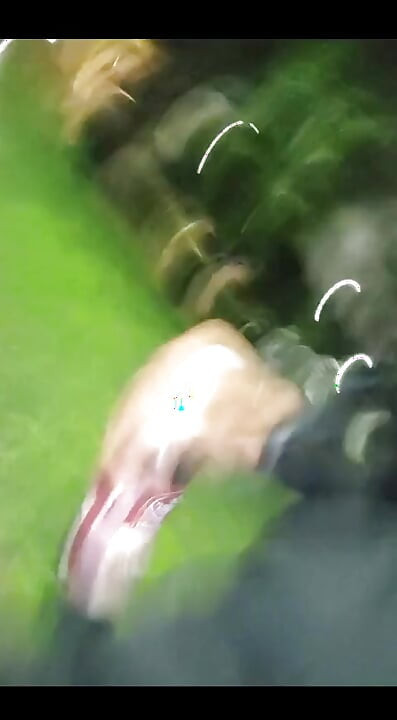 Ich mag es, Milch und großen schwanz zu squirten, wenn ich im einsamen Park gehe