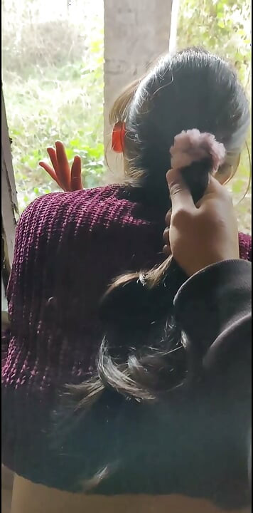 बहुत ही हॉट फिगर वाली रंडी मुझे गाड़ी चलाते हुए चूस रही है और जोर-जोर से चुदाई होने पर कराहने और चीखने लगती है