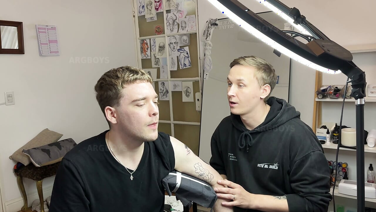 Sexy Tattoo Artist Gets His Cock Sucked While Eating Client’s Big Ass Until He Cums Messily