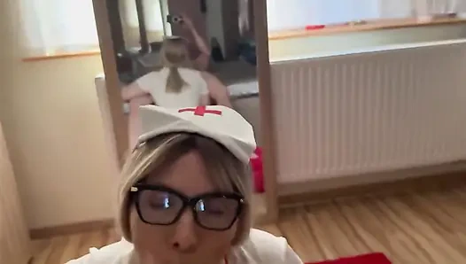 Mantan pacarku yang seorang dokter memeriksa kontolku dan aku menemukan semuanya dengan baik