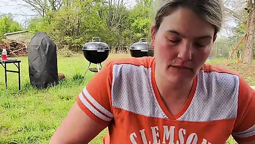 Немного развлечения на улице после работы во дворе. Некоторые поклонение члену и обратная наездница скачет в наших качелях на улице.