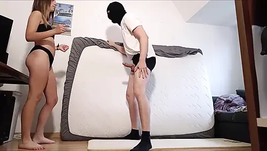 Босая пытка яиц в бикини