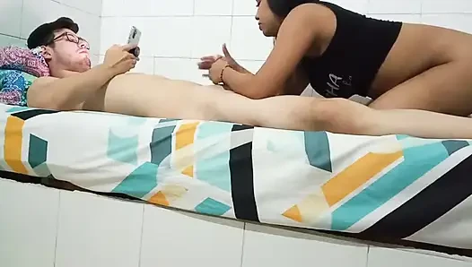 Уезжая в университет я встречаюсь с моей соседкой, и она говорит мне, что мы собираемся пойти в отель вместо университета, огромный черный член