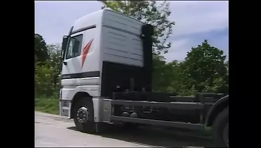 Фантастическую милфу трахнул дальнобойщик, кто кончает на ее маленькие сиськи