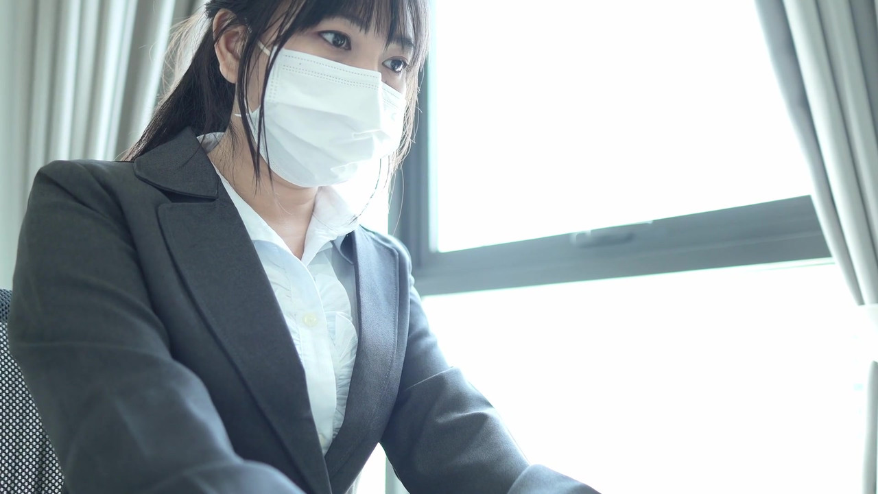 女办公室经理和她的男性员工变得饥渴