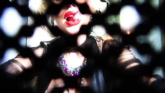 Mushy Kisses Domme