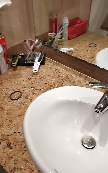 Otel odasında genç üvey kız kardeşimi izle. Beni yakaladılar ve duşta bana elle muamele çektiler