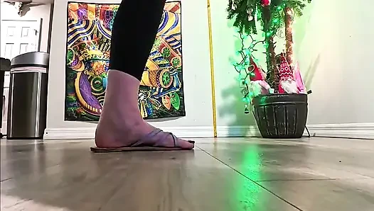 6'7 Riesin zerquetscht den boden in sandalen Intensives langsam stampfen pOV