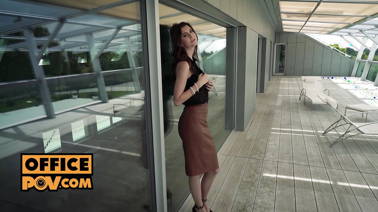 VEDERE LA PERSOANA 1 - Gagica de la birou Lina Luxa se deschide larg pentru sperma ta cremoasă