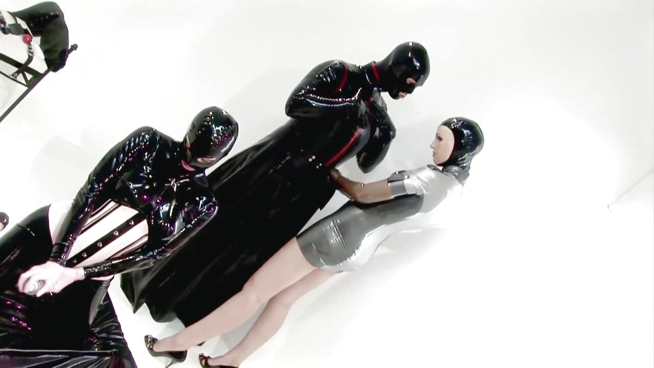 奴隷の顔に座っているラテックス女王様