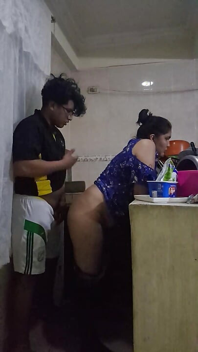 Mi empleada se la follan en la cocina