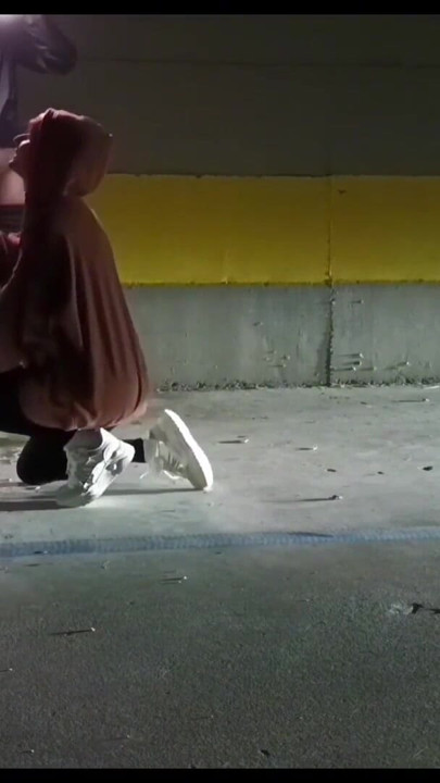 Jovem esposa fodida duro por um fã em um estacionamento | Clipe 2