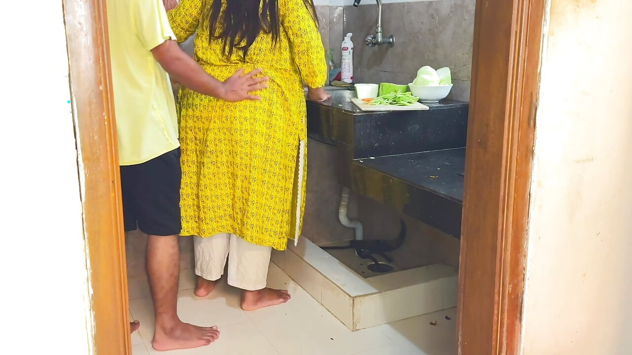 Najednou jsem ošukal svou tchýni, zatímco ona řízala curry v kuchyni - Desi Drsný sex