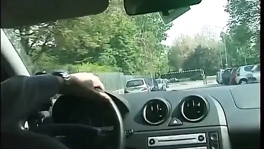 Молодую блондинку-шлюшку сняли в парке, делает хороший минет