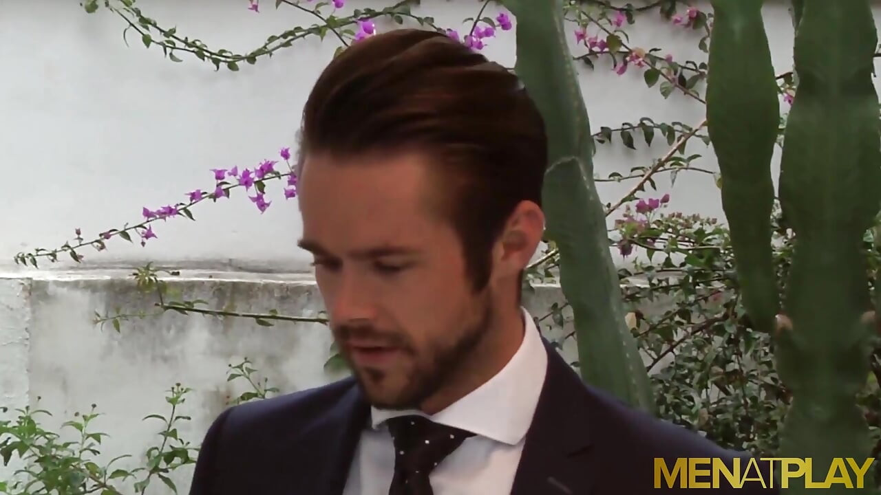 MENATPLAY - Latino Enzo Rimenez fucks well suited businessman
