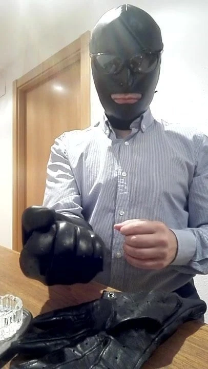 Leather gloves