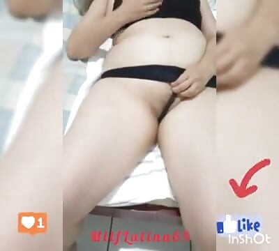 Χαριτωμένη ώριμη αγγίζει το γλυκό μουνί της