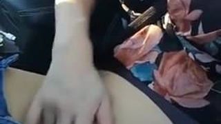 Orgasmo in auto da sola milf