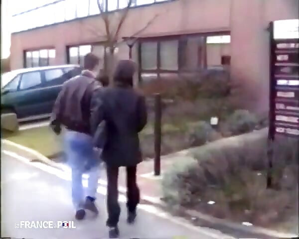 ¡Folla a un caminante en el borde de un estanque y termina follándola!