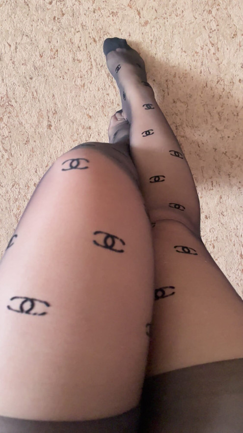 Jerk off to my legs in pantyhose