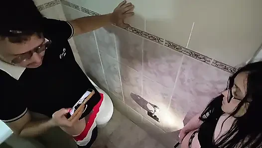 So Packt Meine Stiefcousine Mich Auf Der Toilette.