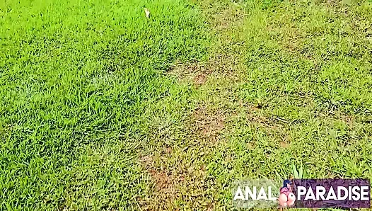 ANALSEX MITTEN IN DER NATUR UND EIN MÄDCHEN, DAS IN LUST AUF SPAß IST