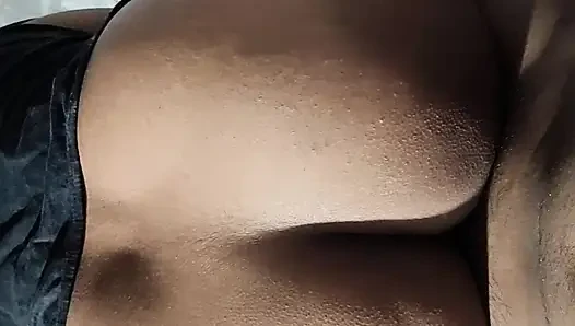 Моя сводная сестра увидела, как я🍆 ударяю, а затем прокатился на землю.