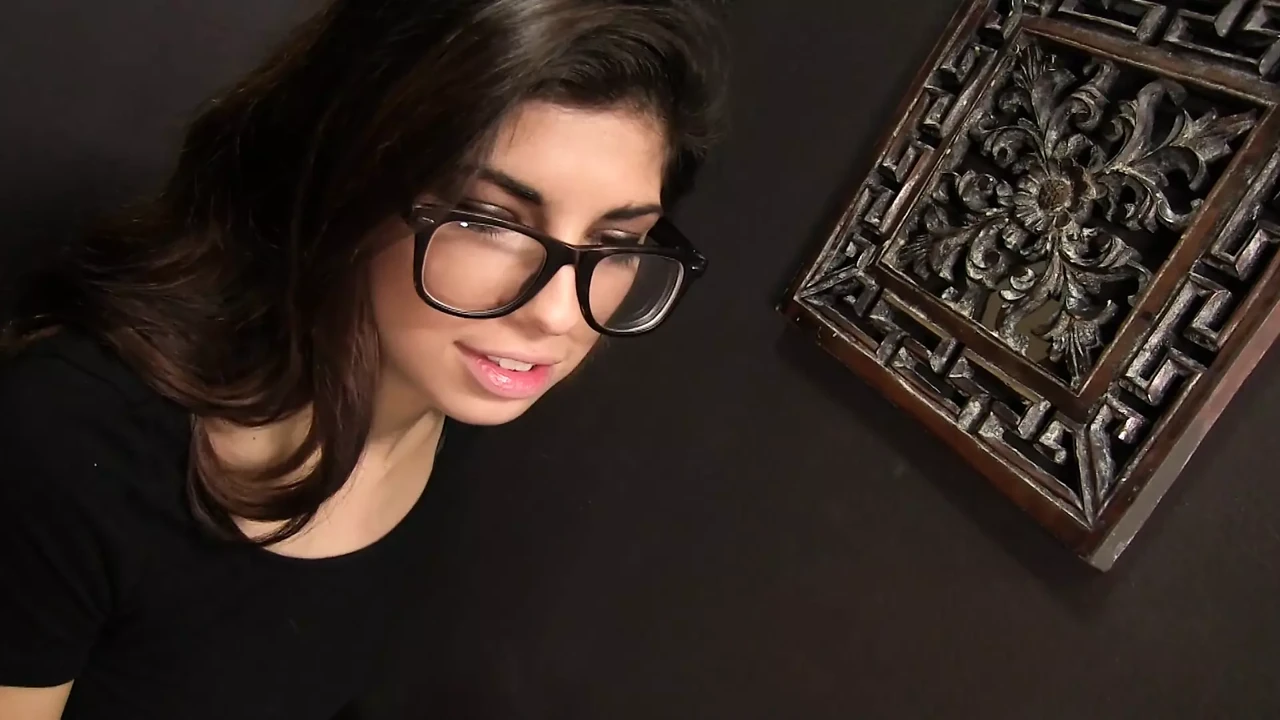 Ava Taylor吮吸巨大的鸡巴并自慰湿润饥渴的阴户