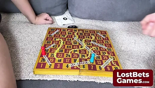 Игра Strip Snakes & Ladders создает напряжение, и ожидание растет