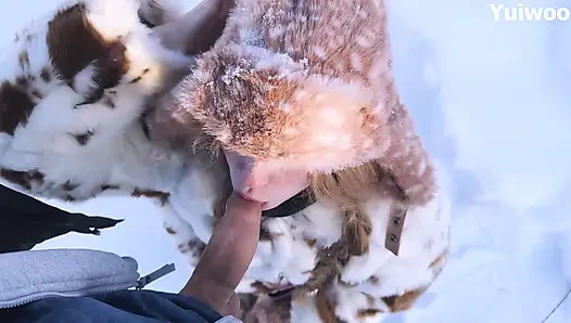 -30c Çok soğuk ama sevimli Rus kız ağzında dondurma istiyor