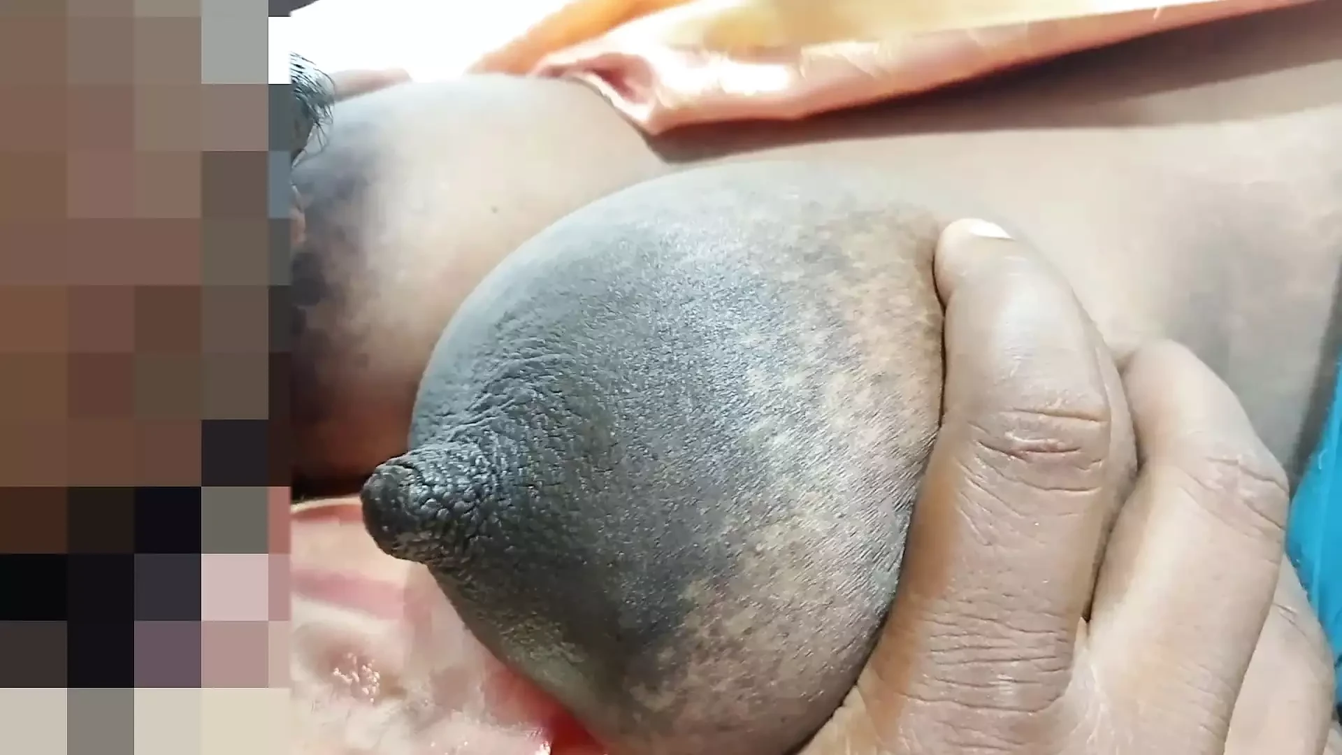Le pedí ayuda al hermanastro de mi esposo, él me ahogó y bebí leche de mis tetas. Entonces le chupé la polla