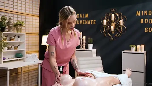 ALL GIRL MASSAGE - Cubbi Thompson yağlı büyük meme masajı yaptırıyor ve ateşli lezbiyen makaslama oluyor