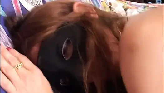 Mükemmel vücutlu harika büyük memeli amatör maskeli orta yaşlı seksi kadın sikiliyor ve büyük yarakla ağzına boşalıyor