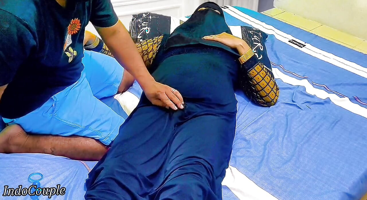 Gadis berhijab menunjukkan memeknya tetapi saudara tiri memilih lubang yang salah.
