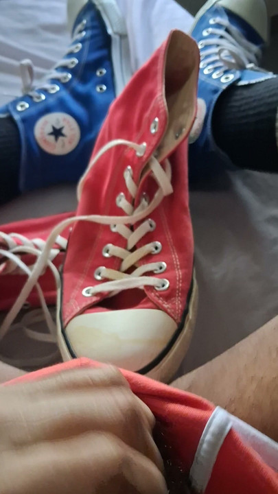 Sepatu kerajinan c9nverse membuatku melakukannya