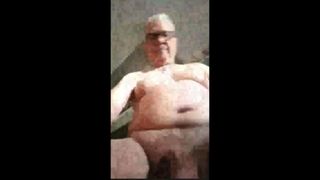 Opa speelt op webcam