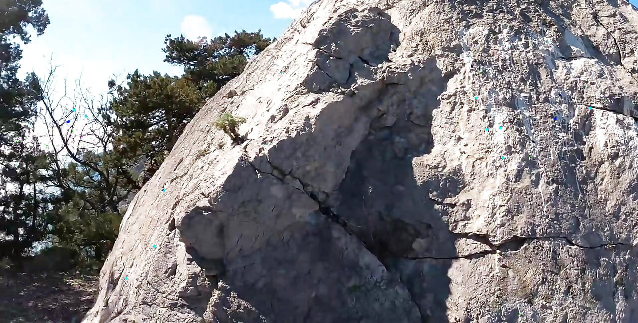 На улице Эротика, девушка с потрясающей фигурой показывает свою великолепную задницу на фоне моря и гор.