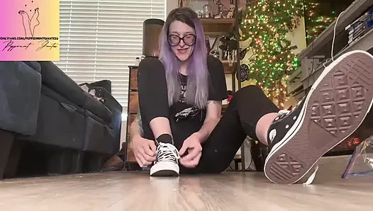 67 Riesin crams Größe 16 Fuß in Größe 14 Converse