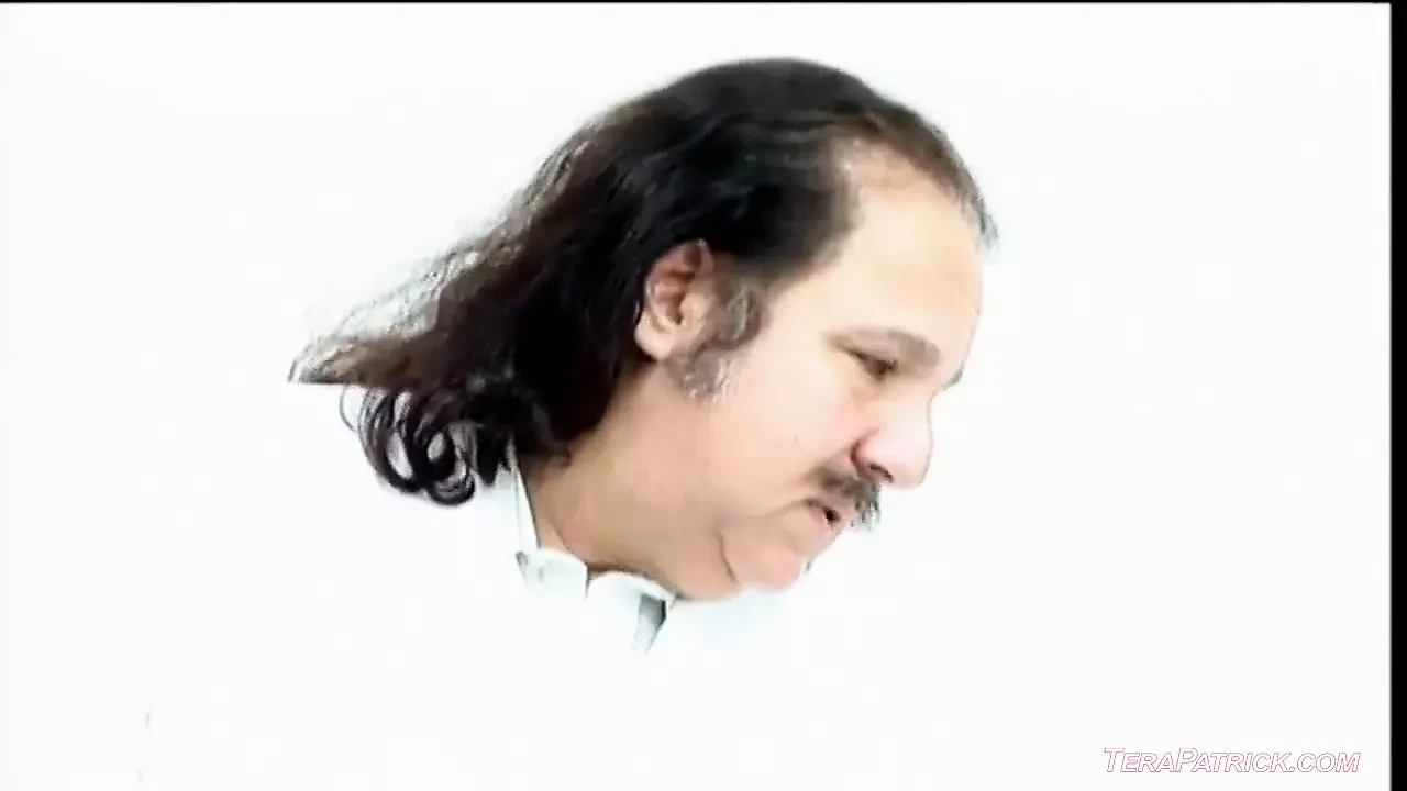לוסי לי חולקת זין גדול וקשה עם נעמי מרסלה בשלישייה עם אכילת כוס