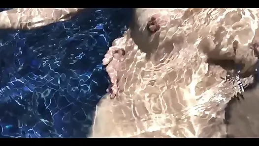 Nake плавает и трахается в бассейне